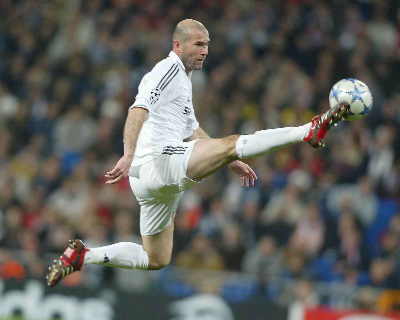 Легенда футбола Зинедин Зидан бьет мяч