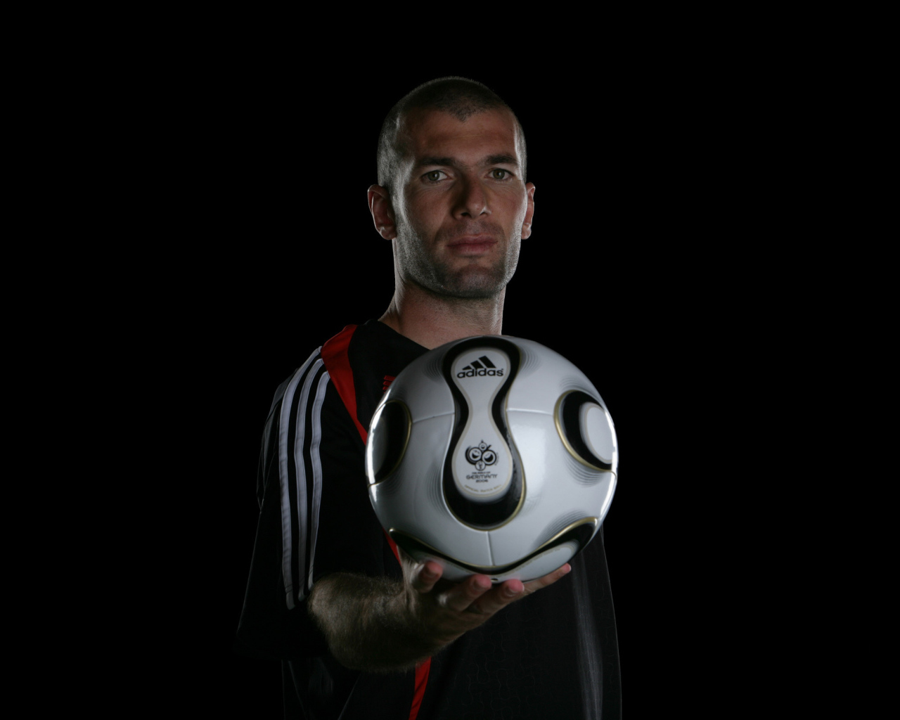 Легенда футбола Зинедин Зидан на черном фоне