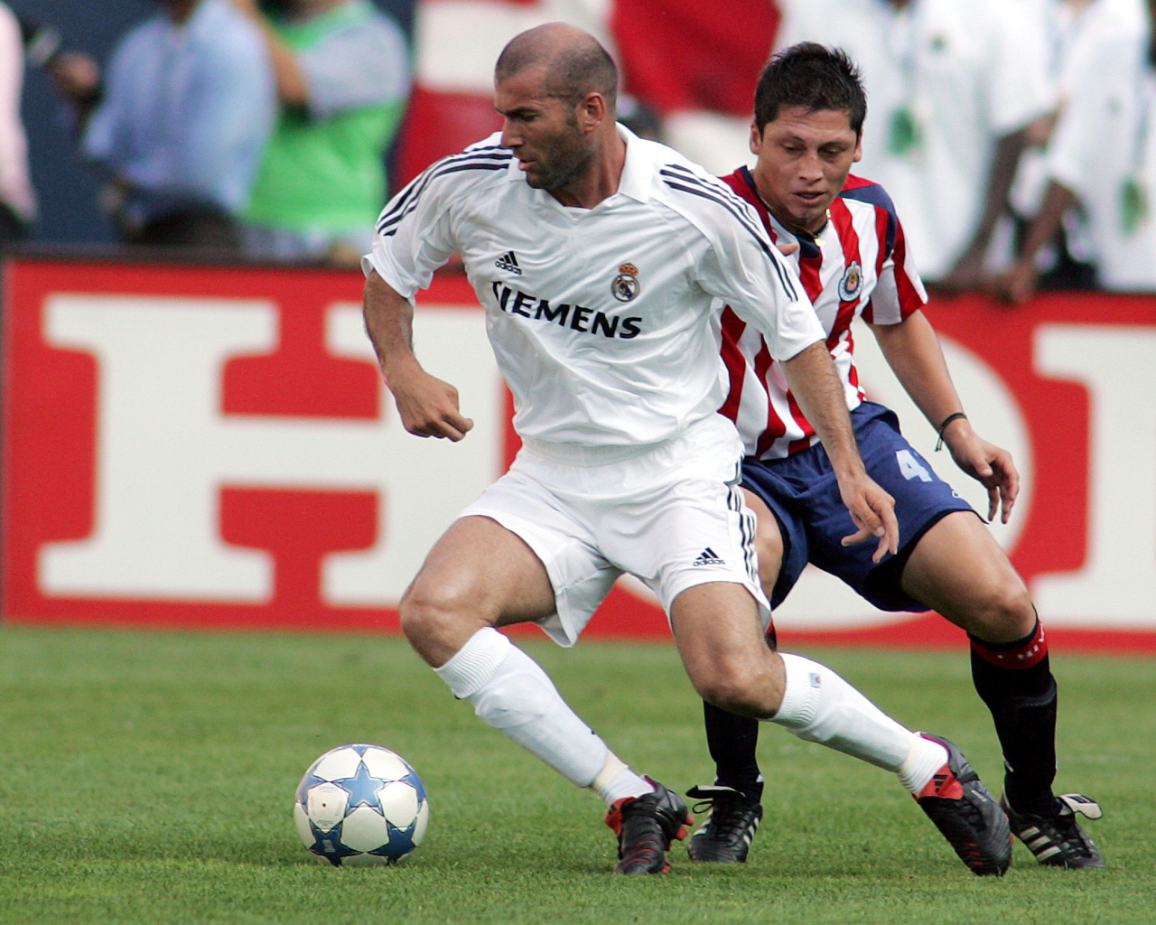 Легенда футбола Зинедин Зидан передавая мяч