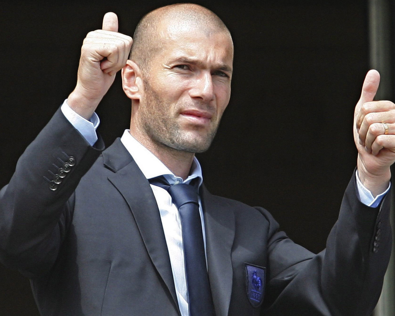 Легенда футбола Зинедин Зидан пальцы вверх