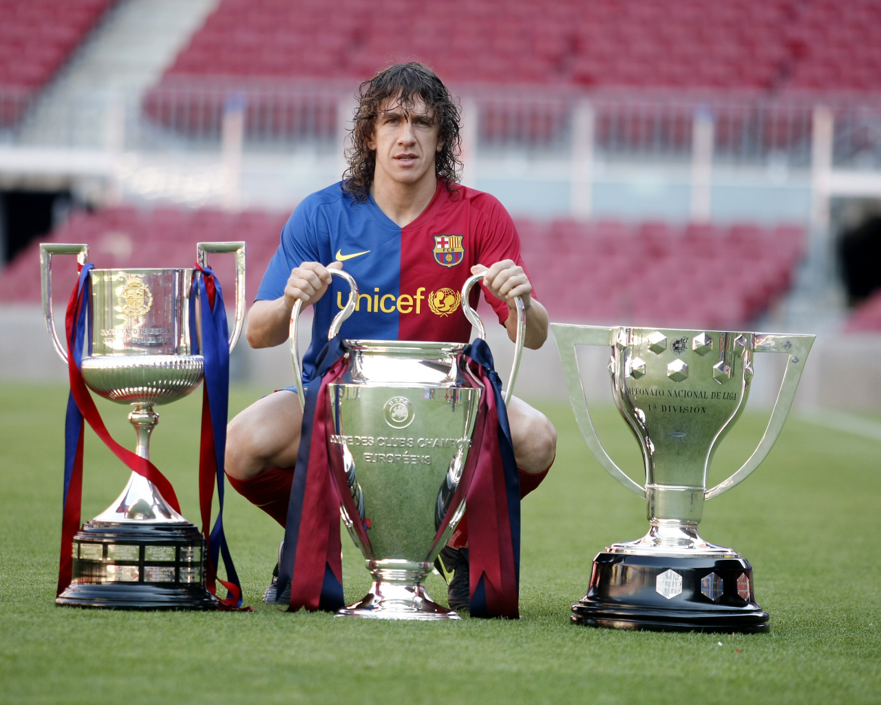 Игрок Барселоны Карлес Пуйоль со своими трофеями