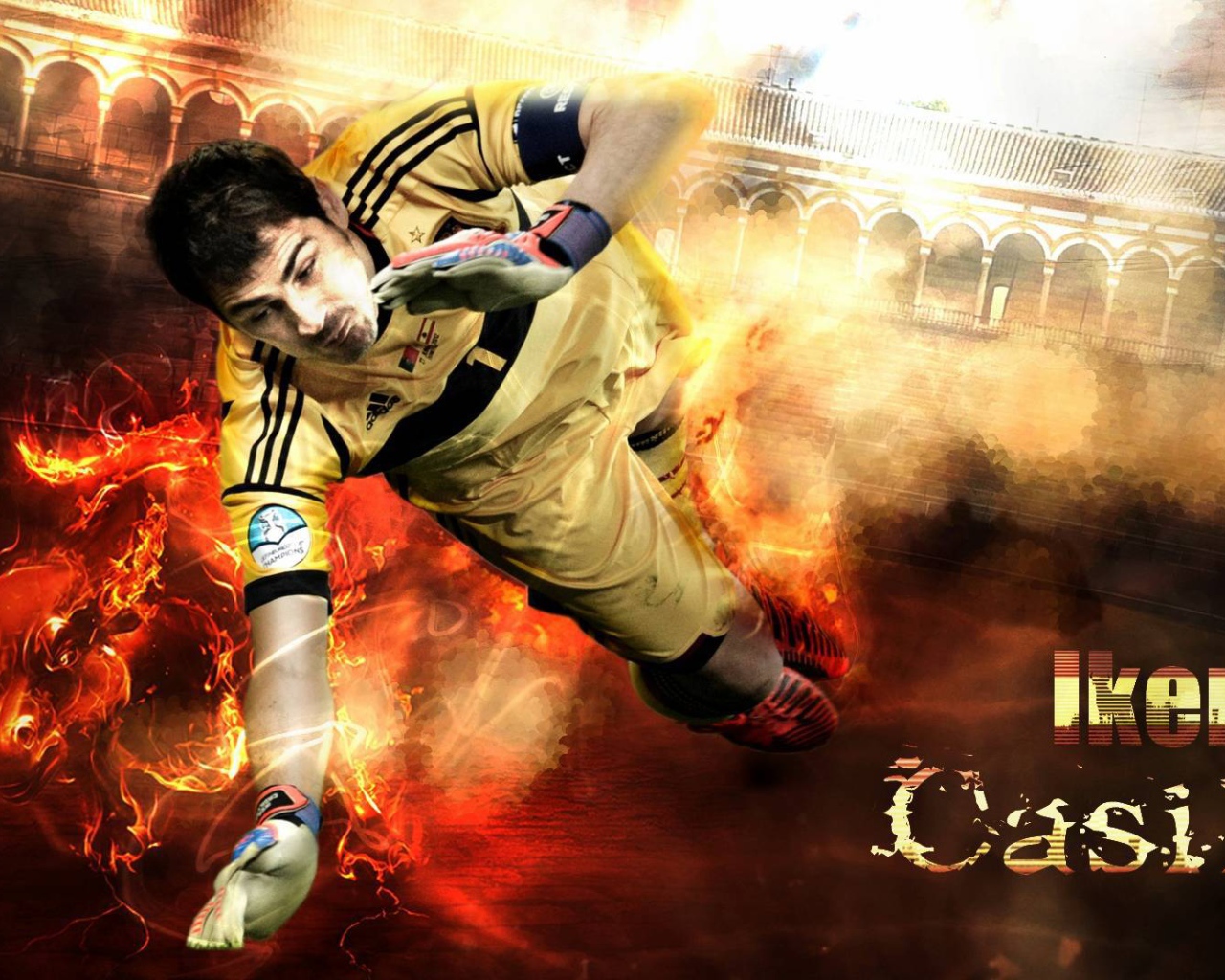 Игрок Реал Мадрида Икер Касильяс ловит мяч