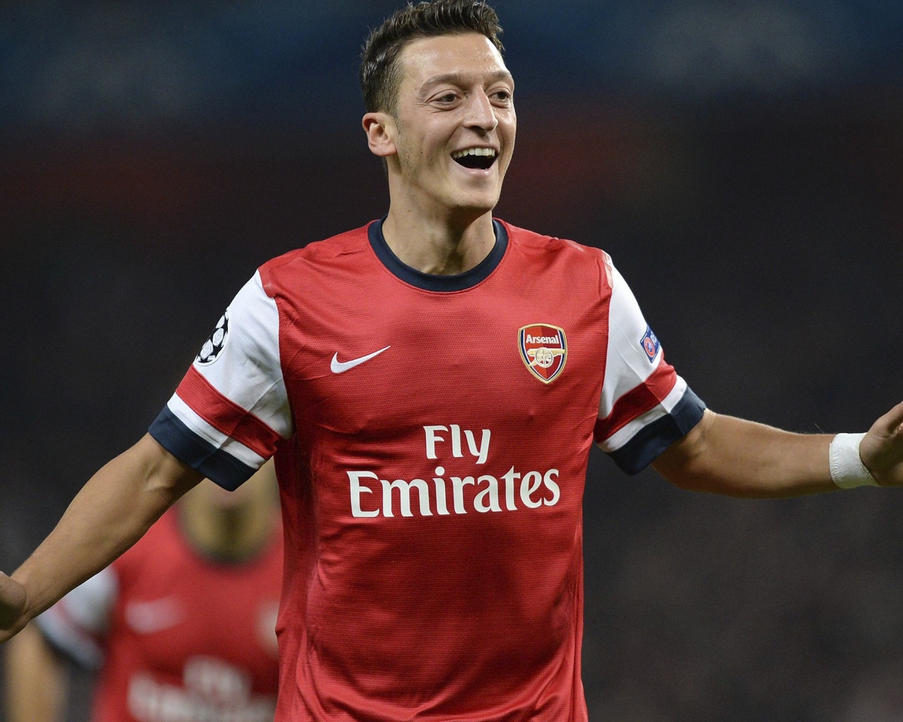 Игрок Арсенала Месут Озил радуется после победы