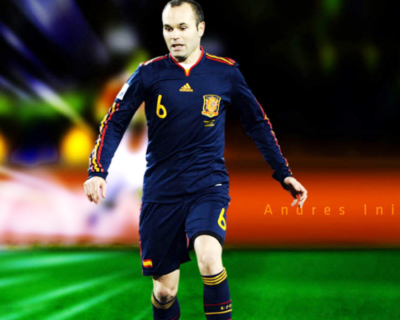 Игрок Барселоны Андрес Иньеста на поле