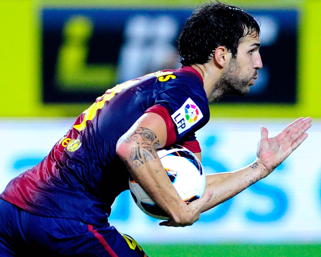 Игрок Барселоны Франсеск Фабрегас бежит с мячом