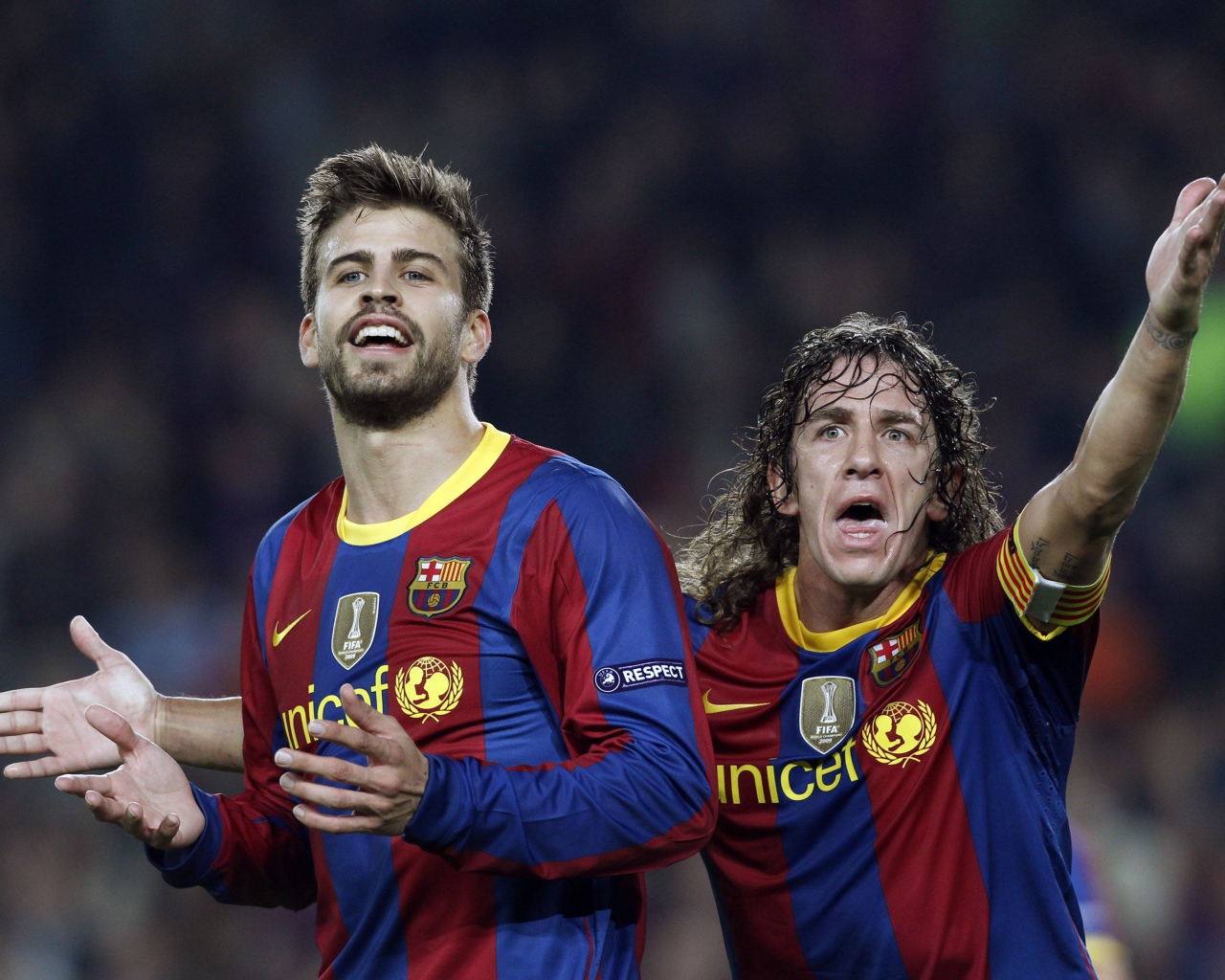 Игрок Барселоны Херард Пике на поле