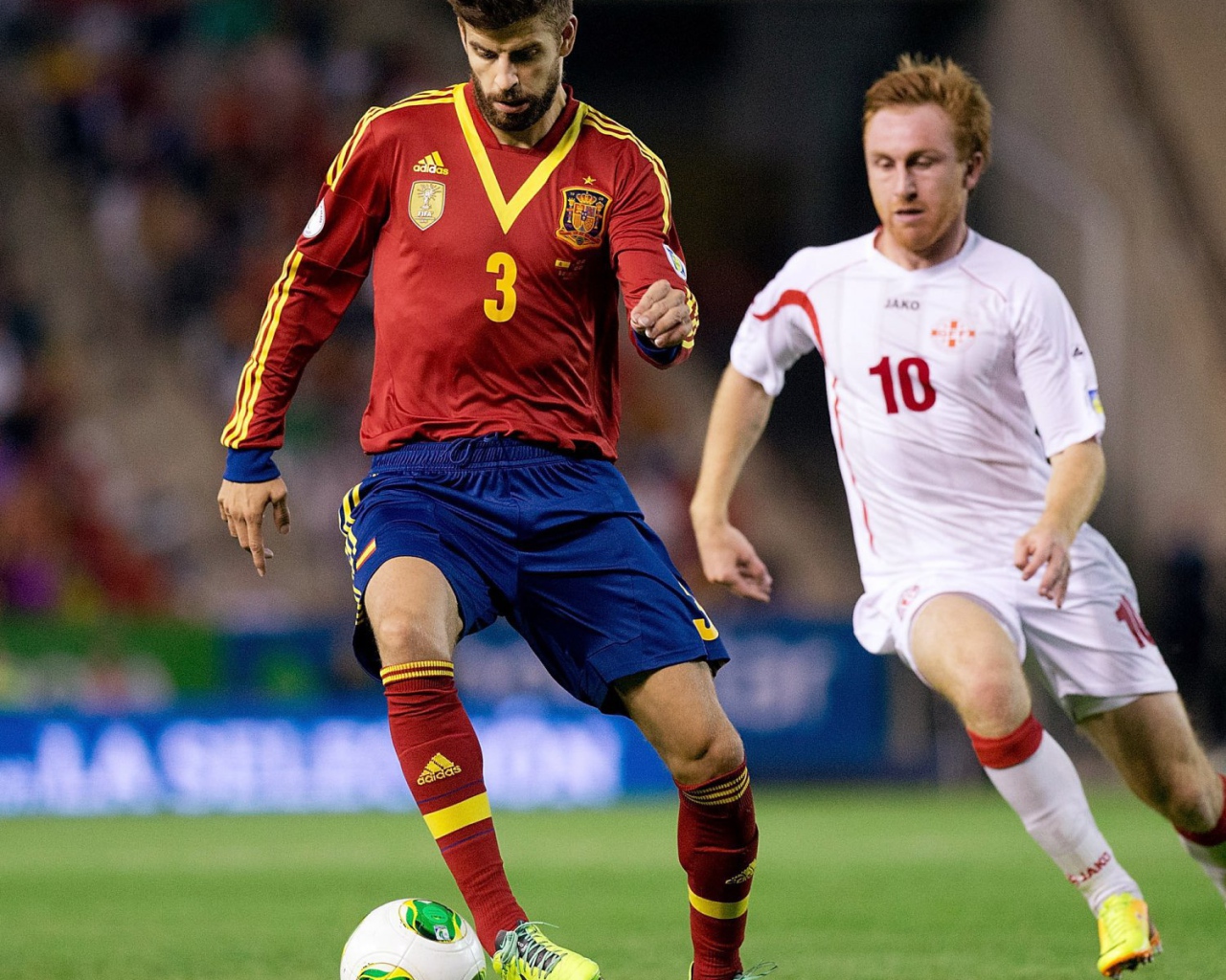 Игрок Барселоны Херард Пике забирает мяч
