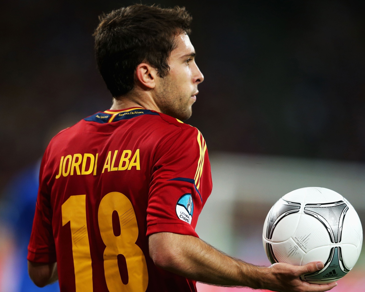  Игрок Барселоны Хорди Альба с мячом