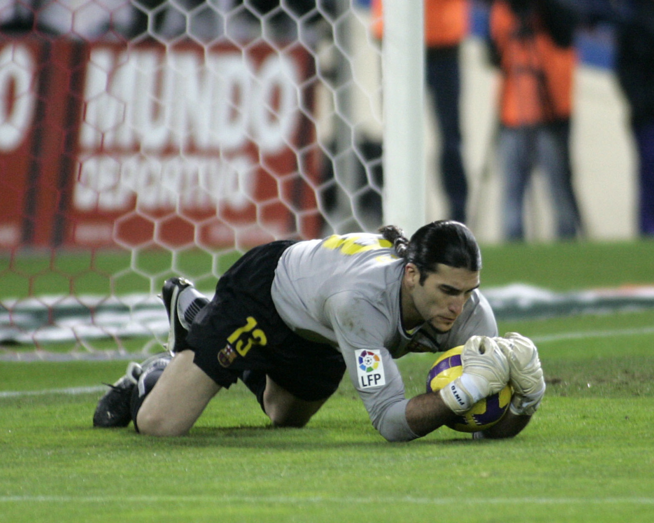 Игрок Барселоны Хосе Пинто является ловит мяч