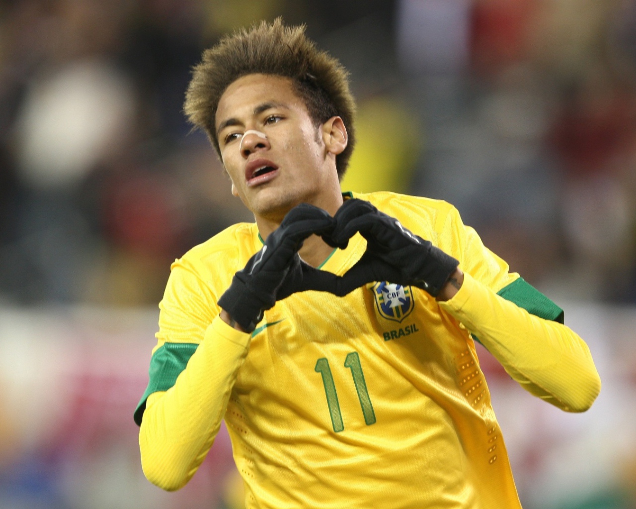 Игрок Барселоны Неймар показывает любовь