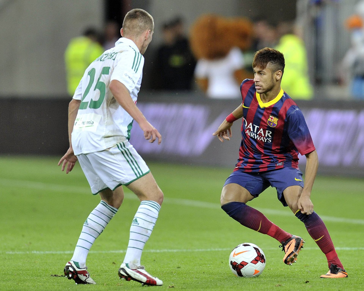 Игрок Барселоны Неймар на поле