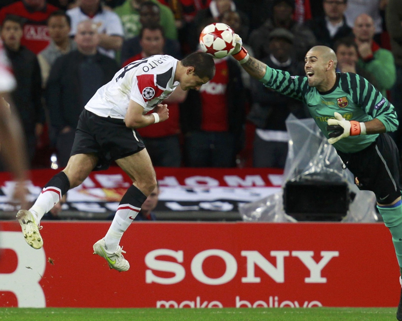 Игрок Барселоны Виктор Вальдес ловит мяч