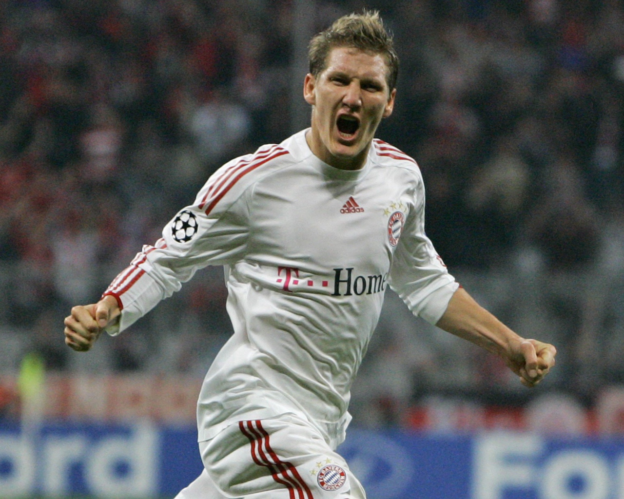 Игрок Баварии Бастиан Швайнштайгер на поле