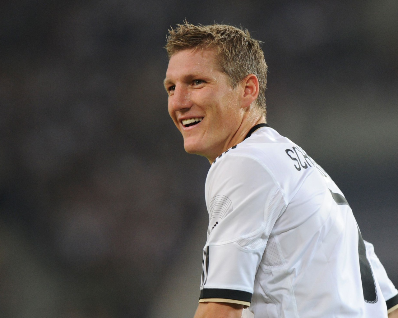 Игрок Баварии Бастиан Швайнштайгер улыбается