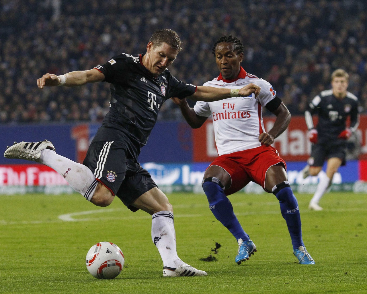 Игрок из Бавария Бастиан Швайнштайгер превосходной удар