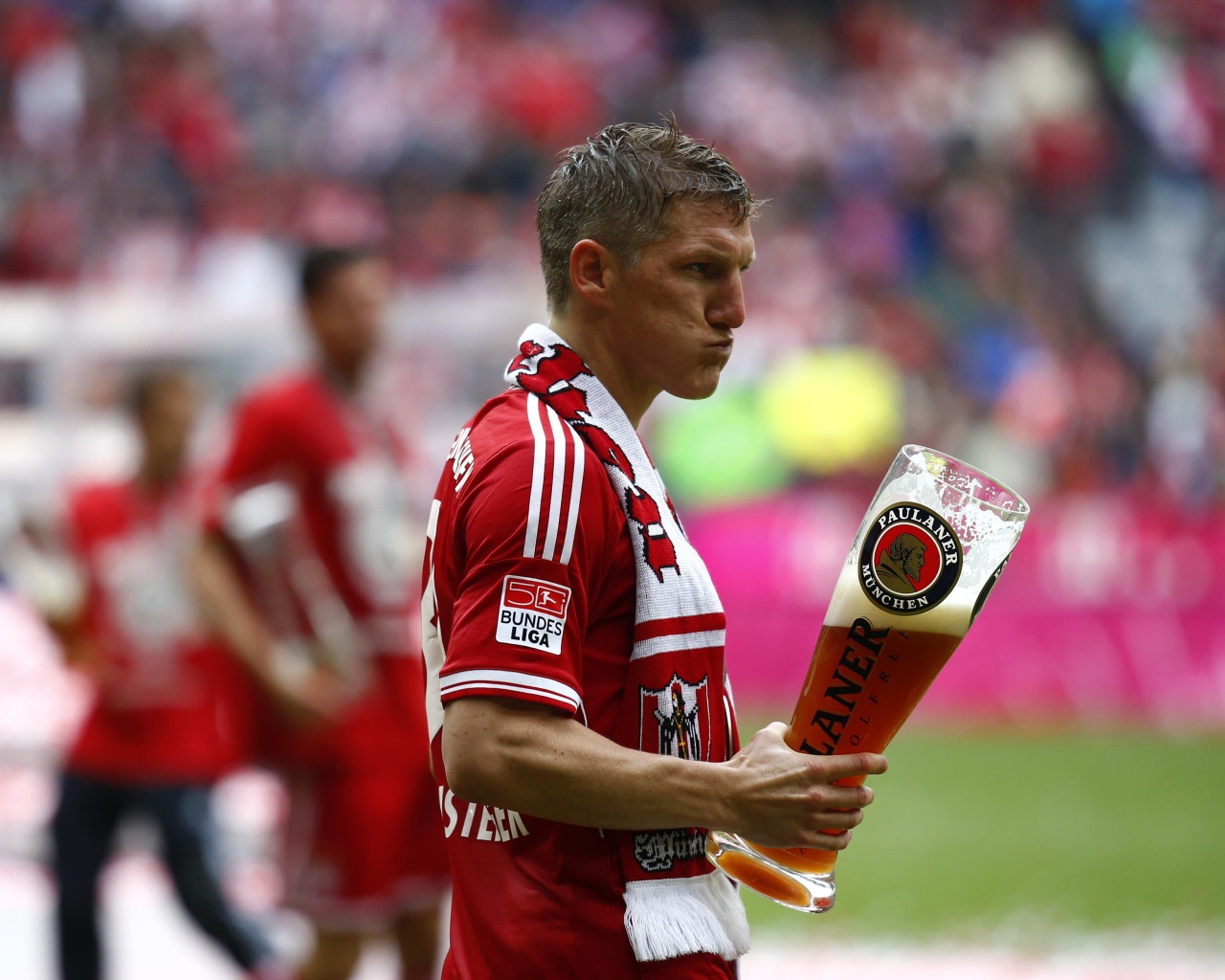 Игрок Баварии Бастиан Швайнштайгер с пивом