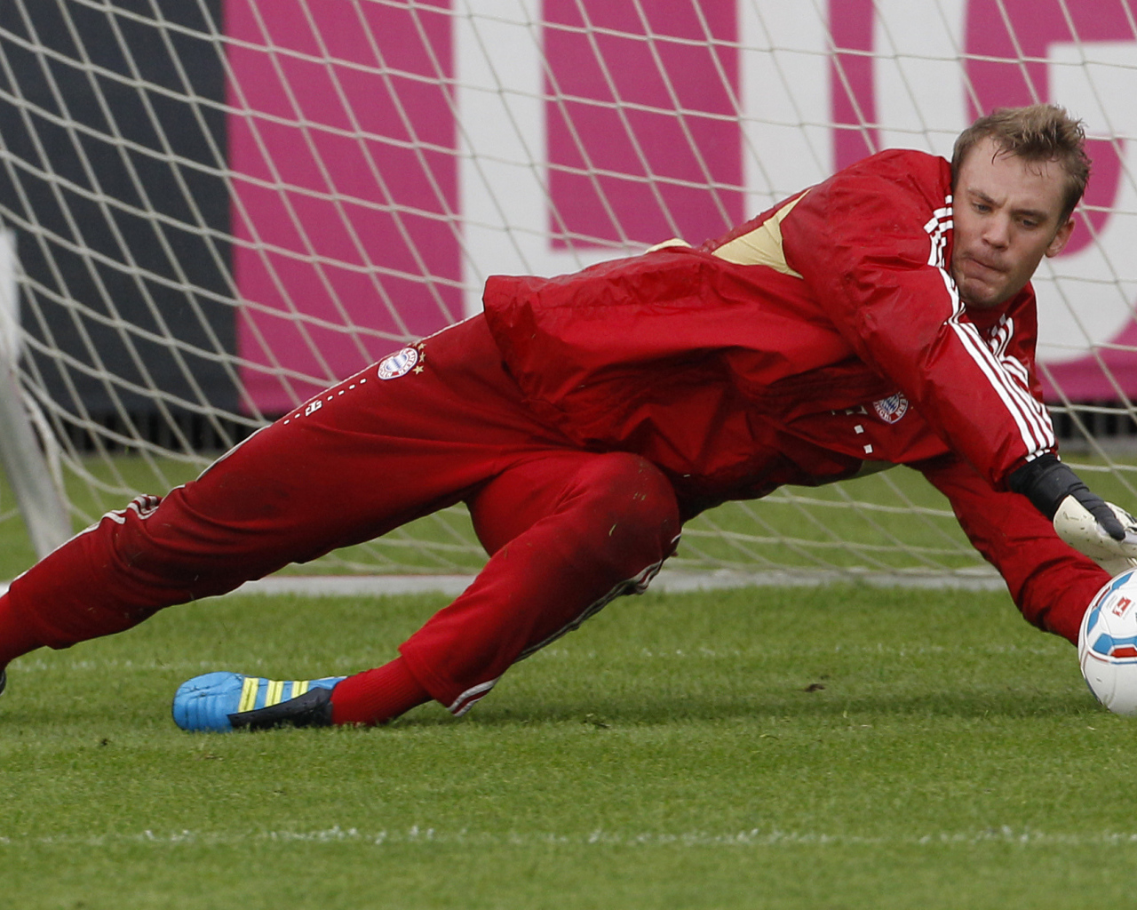 Игрок Баварии Мануэль Нойер защищает ворота