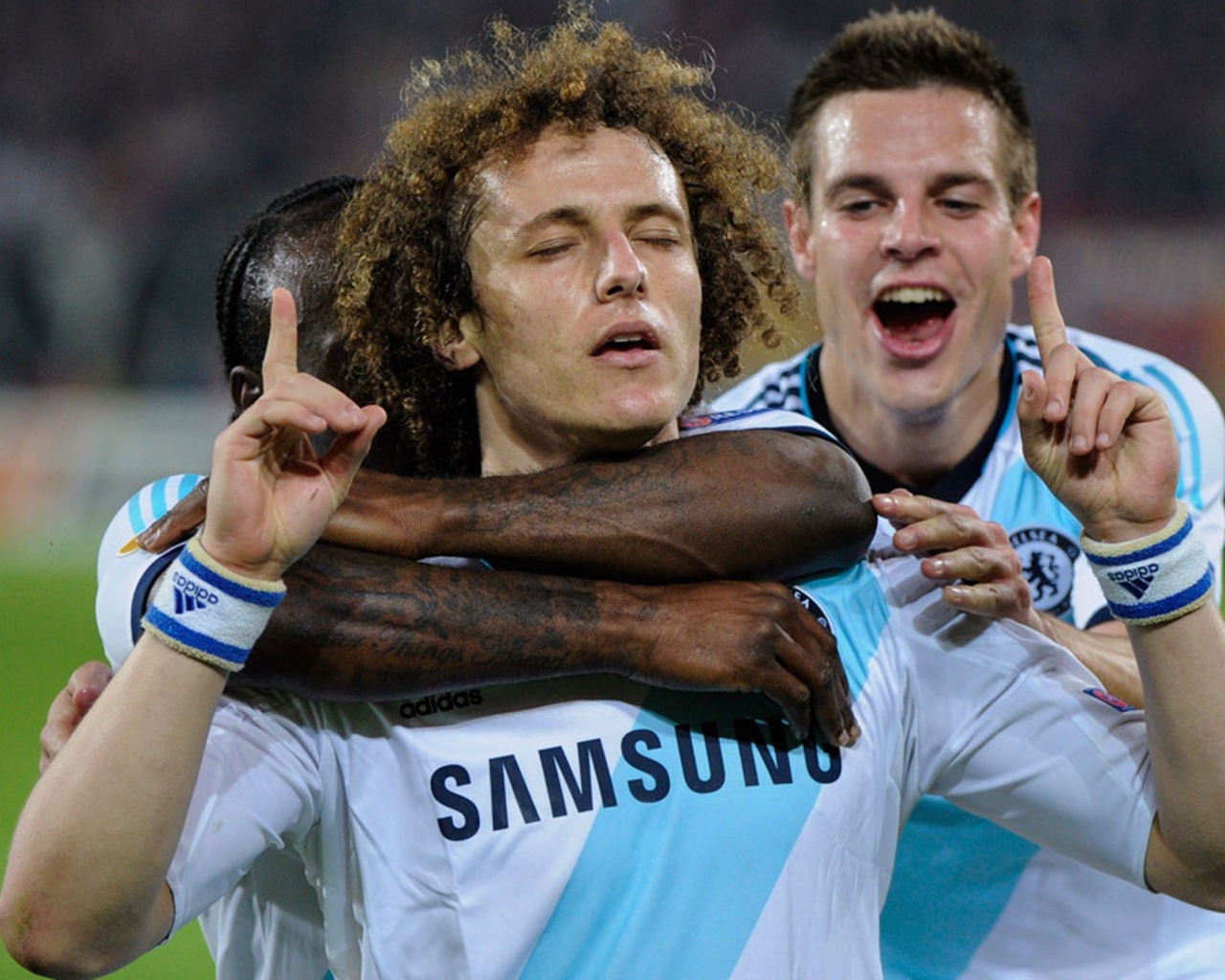  Игрок Челси Давид Луис торжествует победу