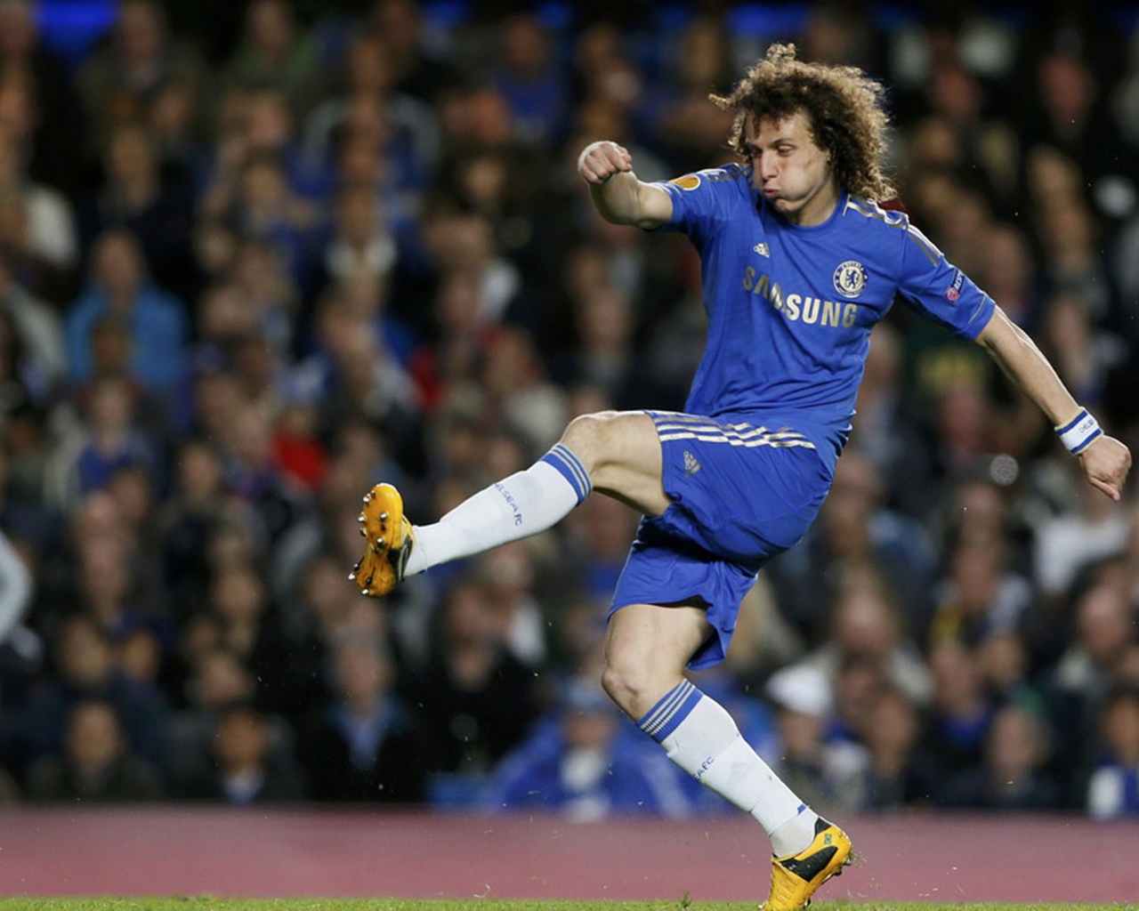  Игрок из Челси Давид Луис превосходной удар