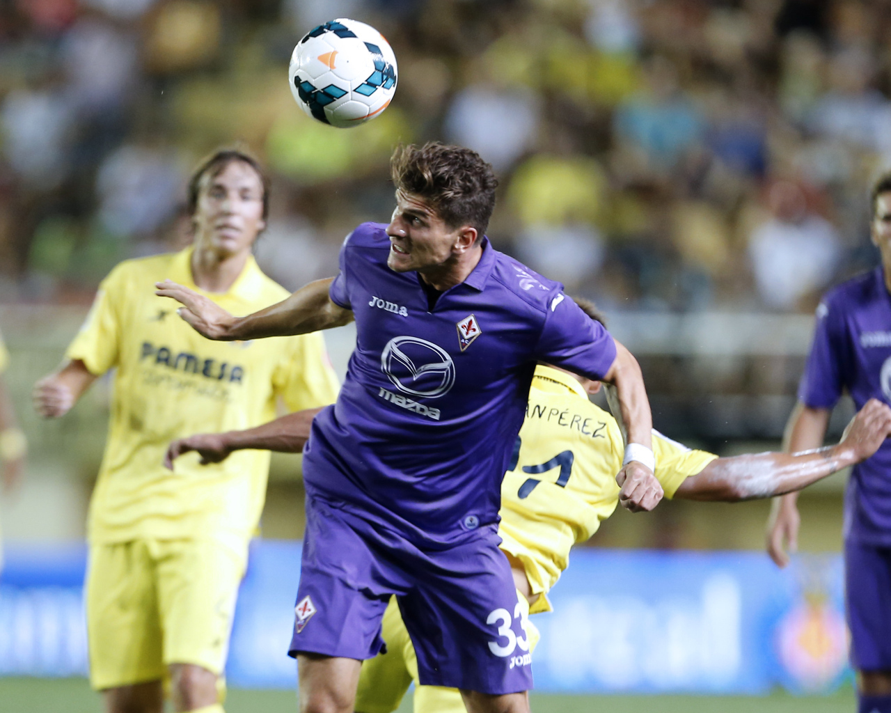 Игрок из Фиорентина Марио Гомес бьет мяч