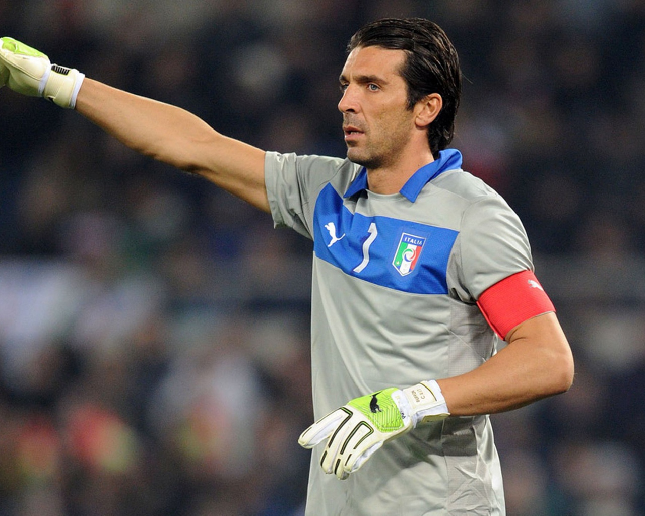  Игрок Ювентуса Джанлуиджи Буффон показывает тактику игры
