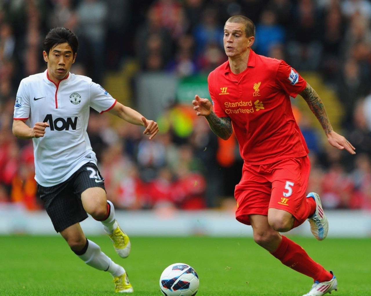 Игрок Ливерпуля Даниэль Аггер бежит вперед на мяч