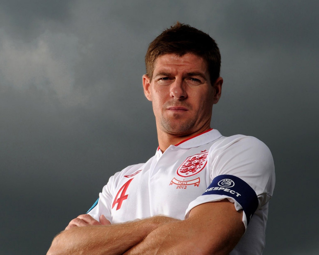 Игрок Ливерпуля Стивен Джеррард под небом