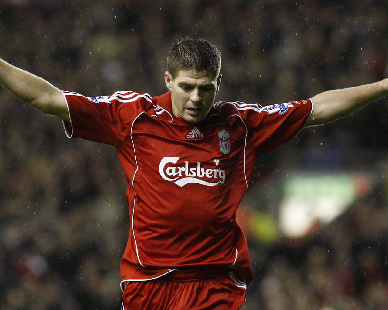 Игрок Ливерпуля Стивен под дождем