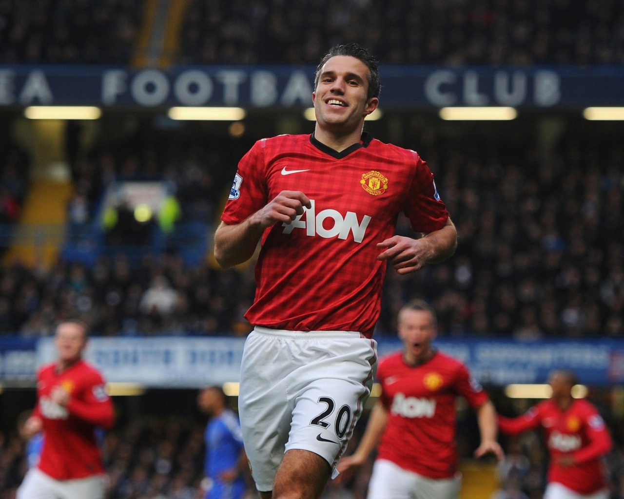 Игрок Манчестер Юнайтед Робин ван Перси после победы