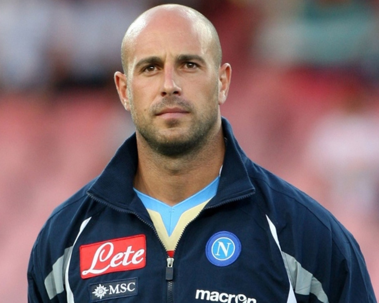 Игрок из Наполи Пепе Рейна перед игрой