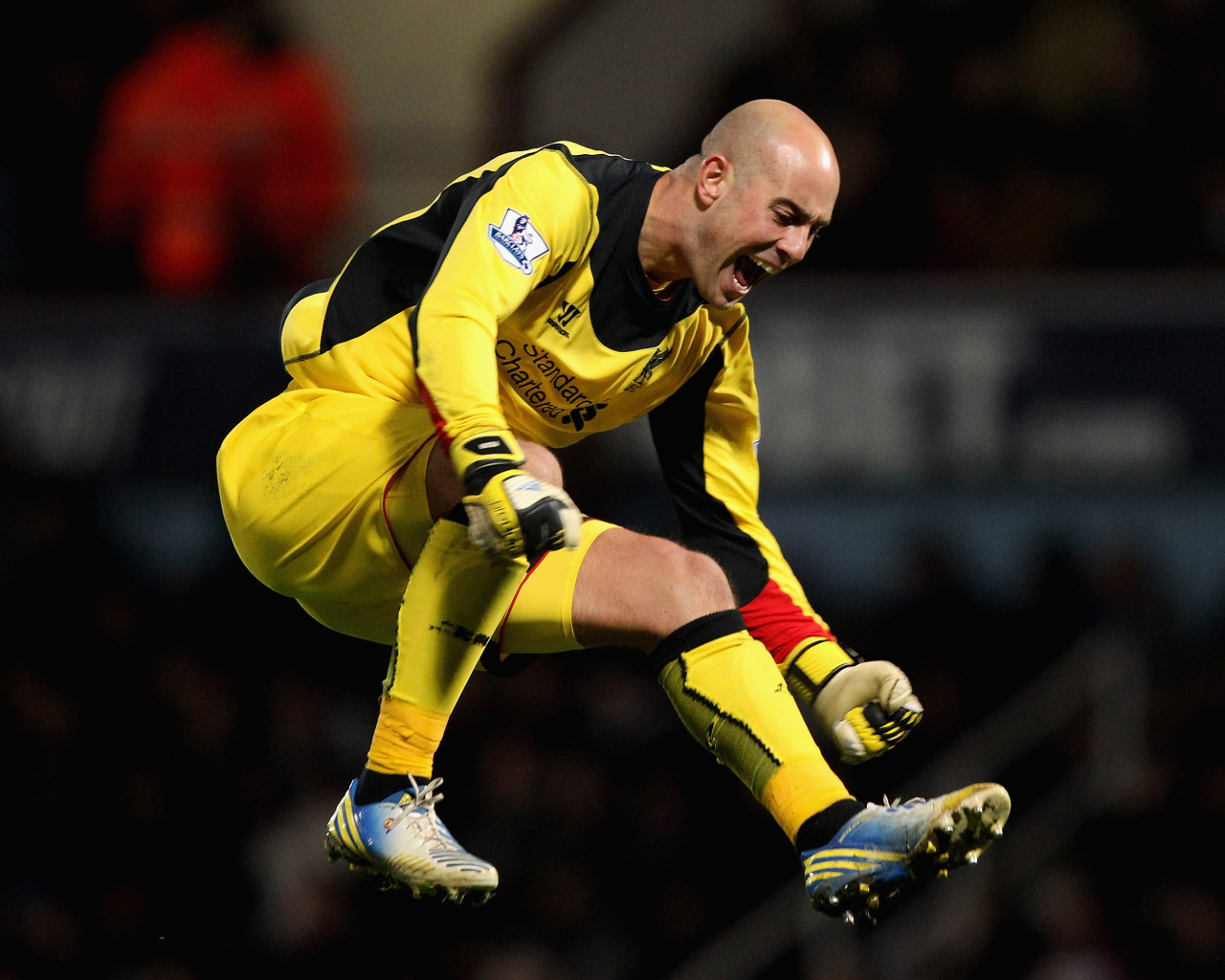 The player of Napoli Pepe Reina in the air