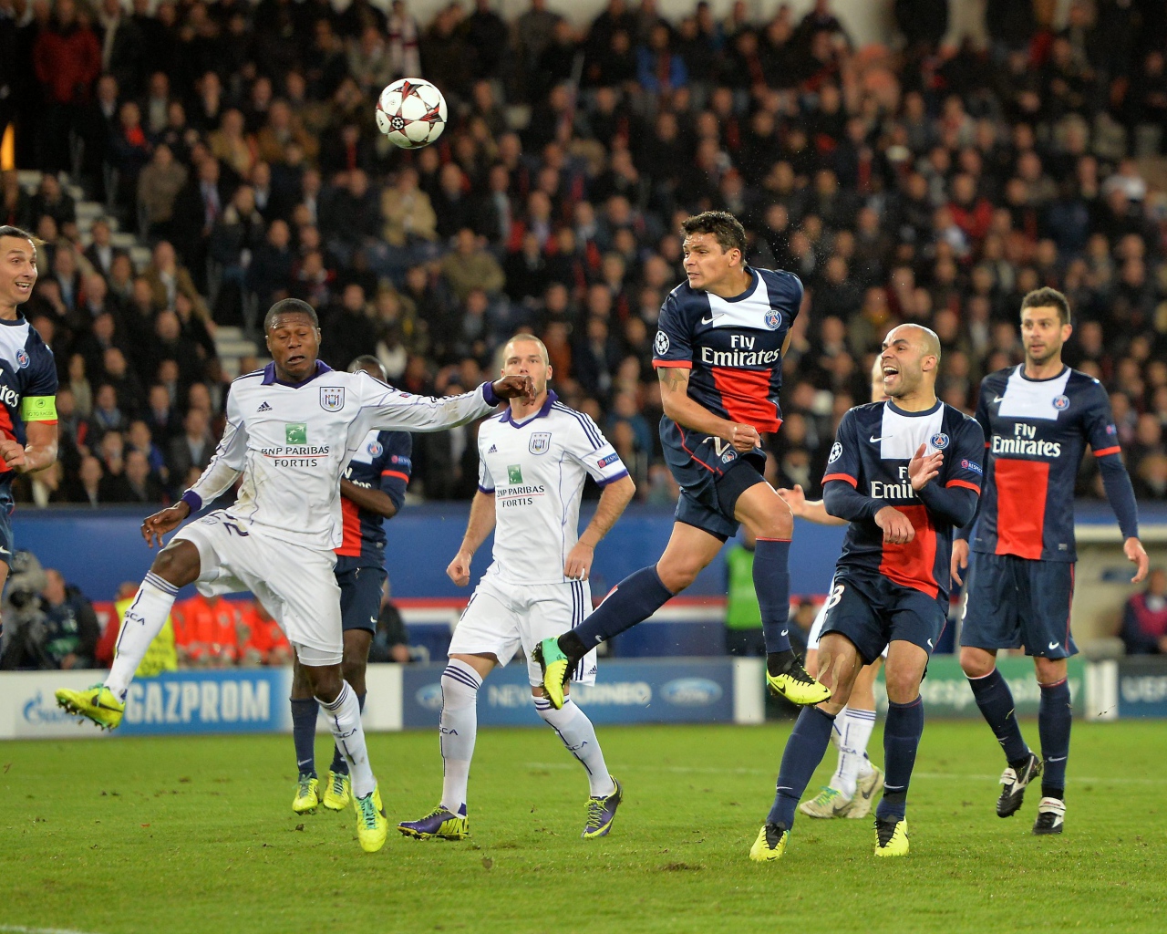 Игрок из ПСЖ Тиаго Силва борется за мяч