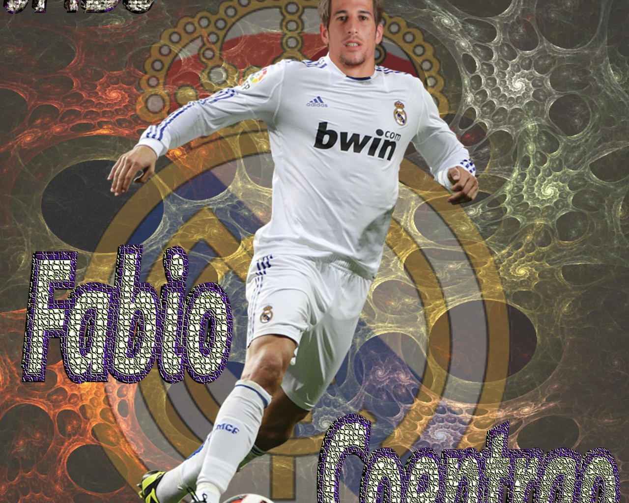 Игрок мадридского Реала Фабиу Коэнтрау с мячом