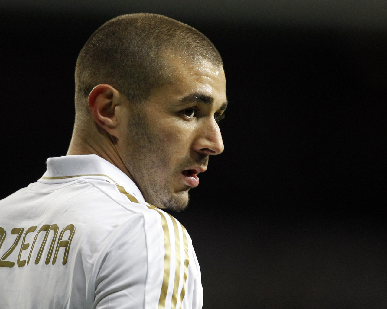 Игрок мадридского Реала Карим Бензема на черном фоне