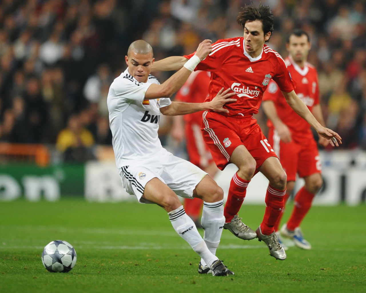 Игрок мадридского Реала Пепе защищает свои ворота