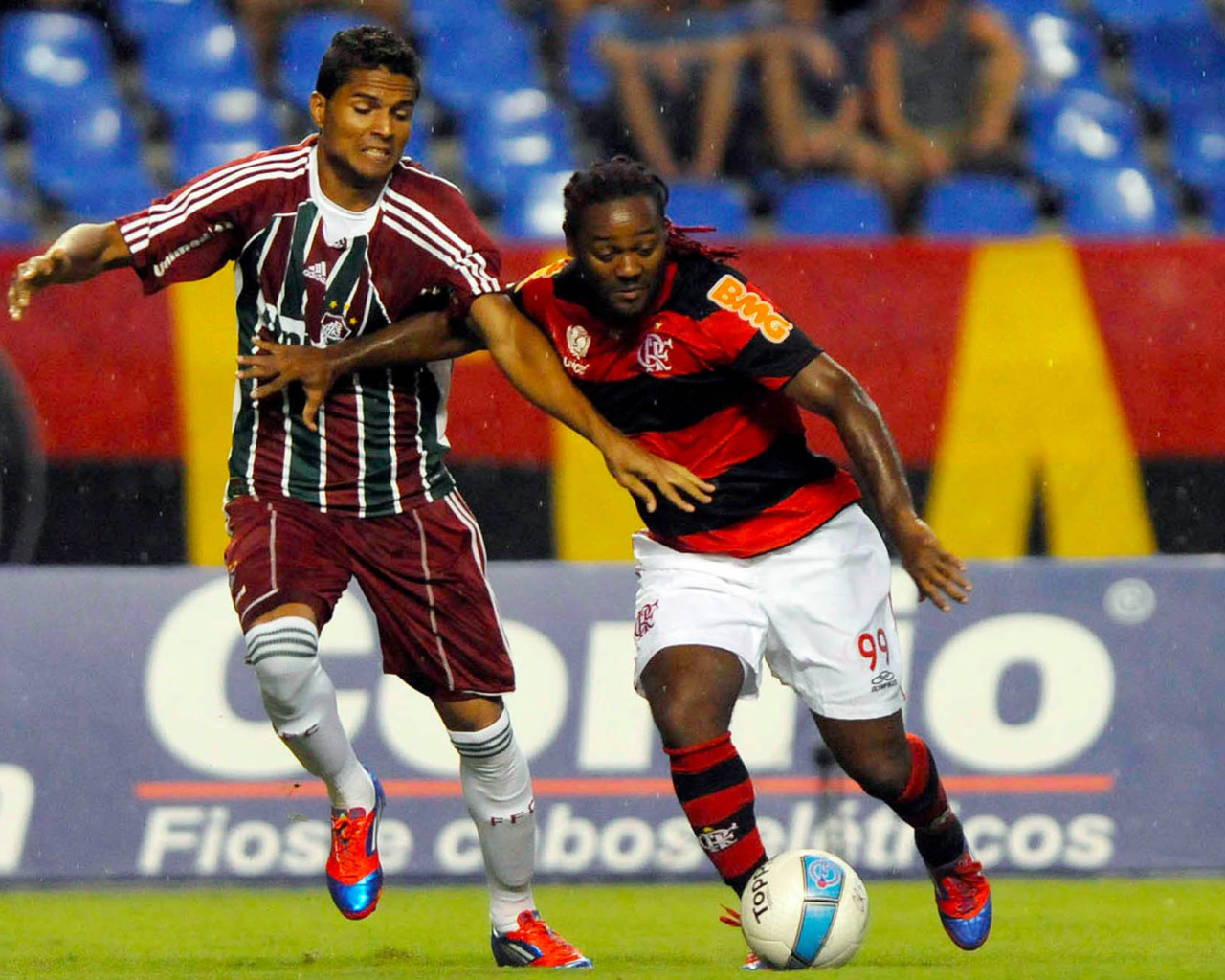  Игрок Шаньдун Лунэн Вагнера в борьбе за мяч