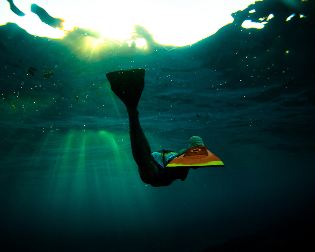 Подводная фотография пловца в ластах