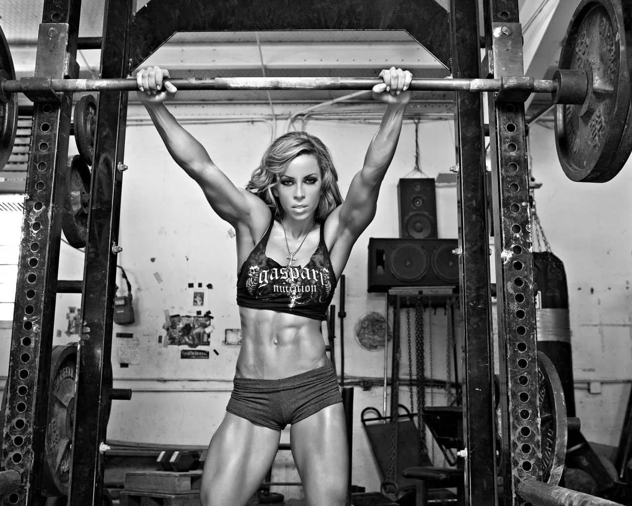 Штангистка, чёрно-белое фото