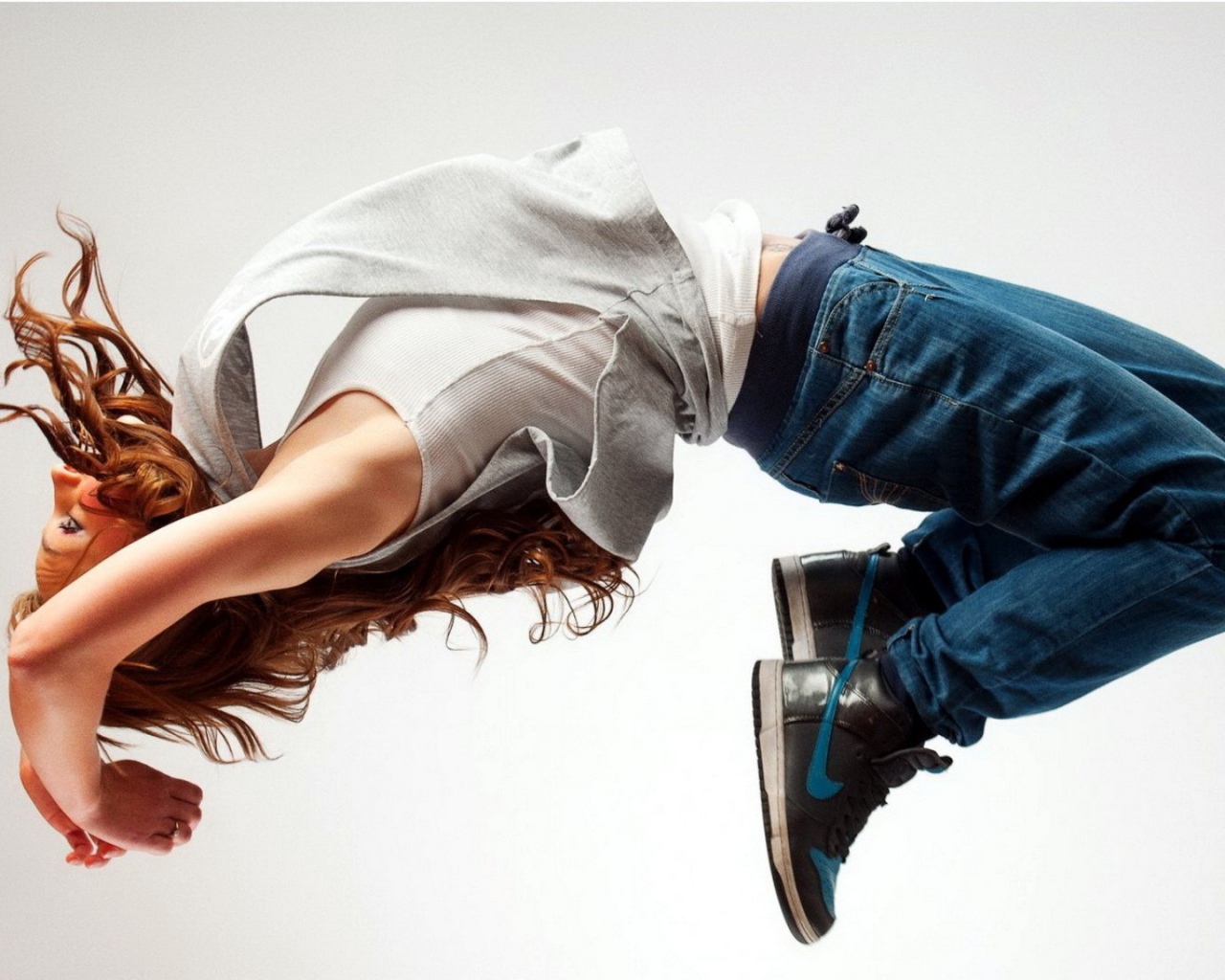 Девушка делает сальто