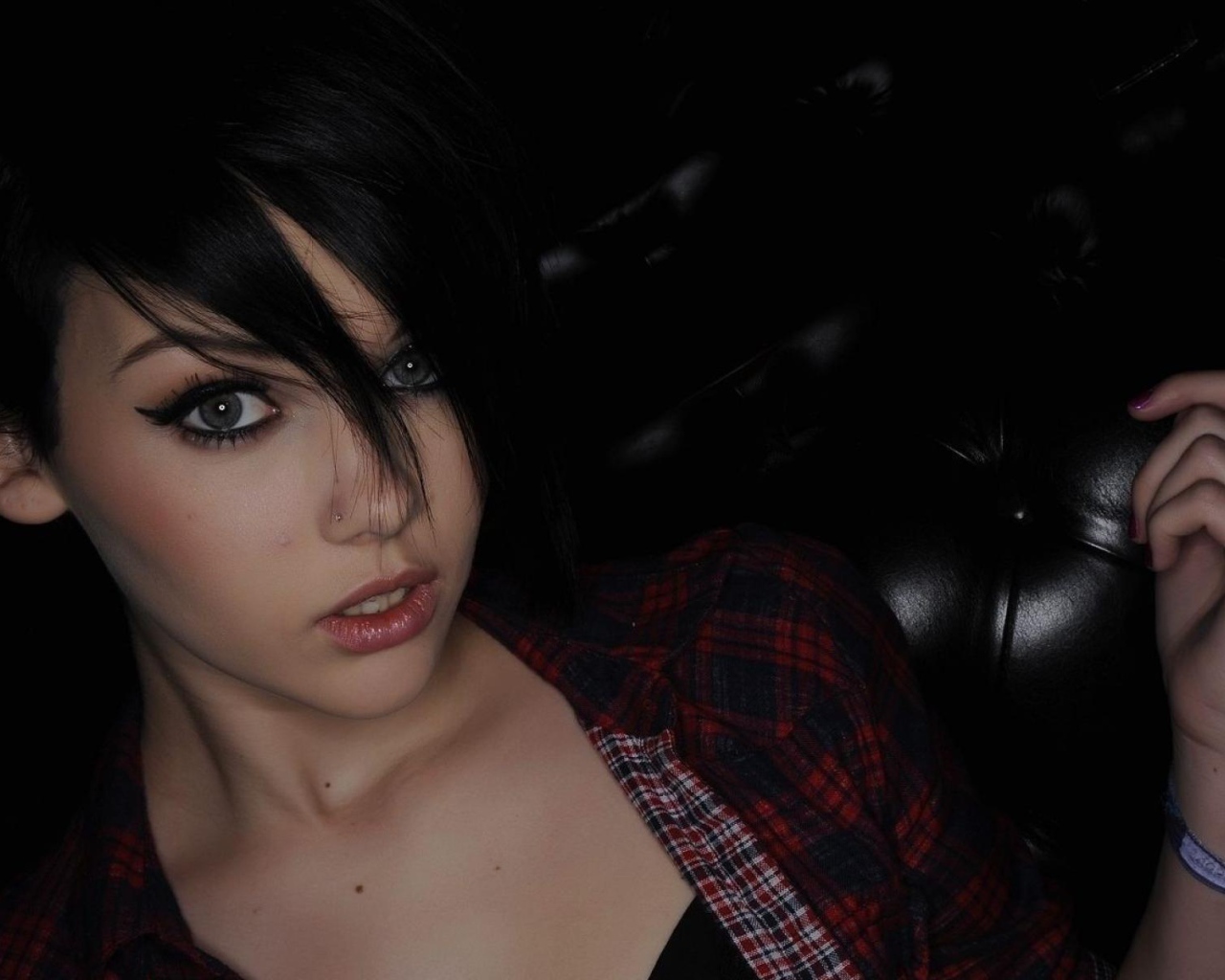 Молодая девушка брюнетка с пирсингом в носу