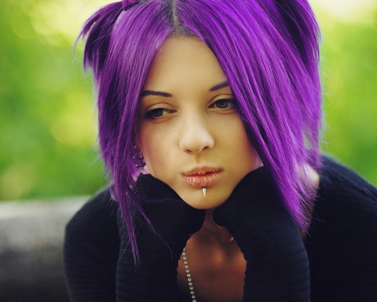 Молодая девушка с пирсингом в носу и губах