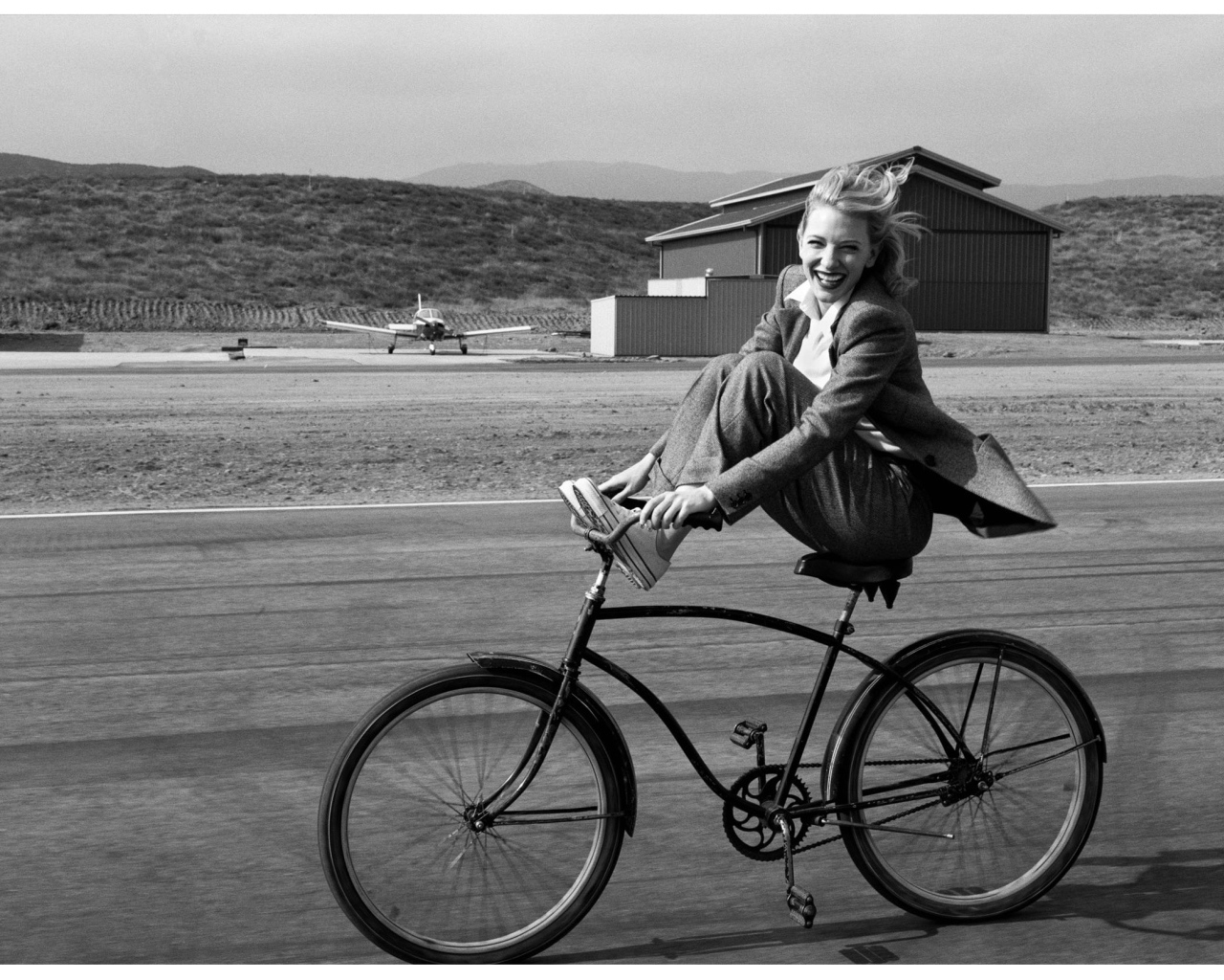 Фотография Кейт Бланшетт на велосипеде