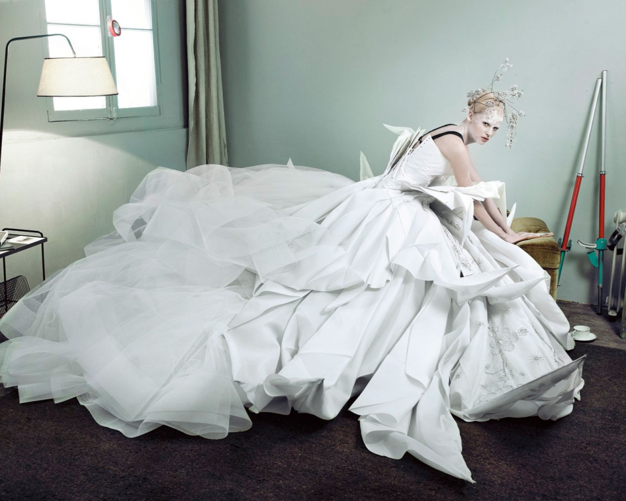 Фотография девушки в пышном белом платье