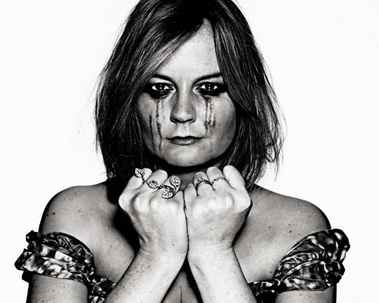 Фотография девушки в слезах