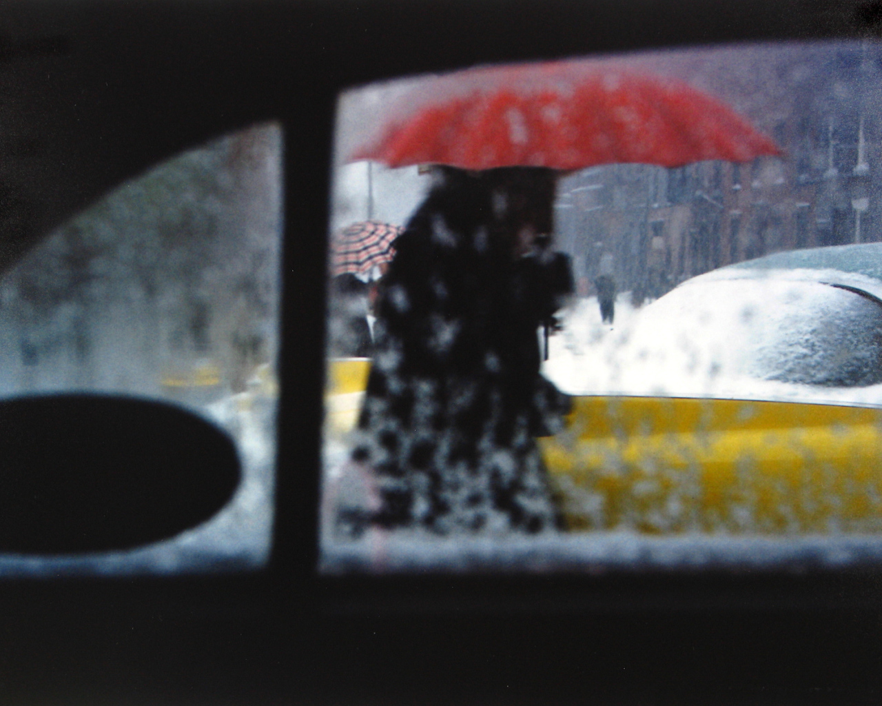 Фотография человека под красным зонтом