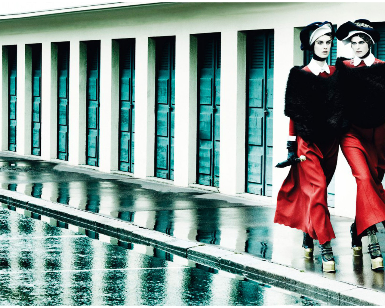 Фотография девушек идущих по улице