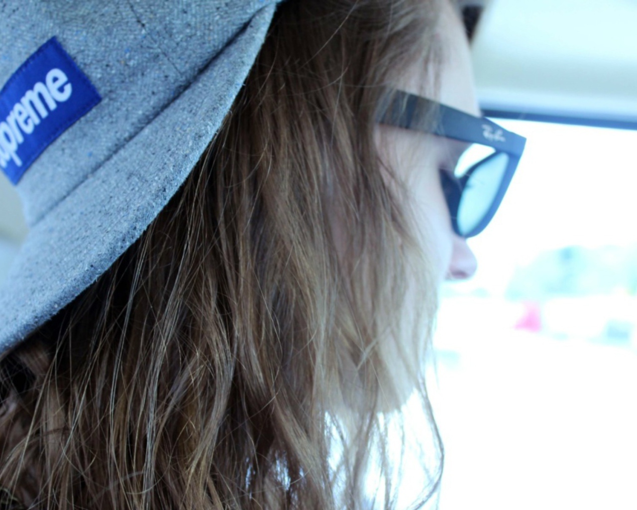 Девушка в кепке supreme