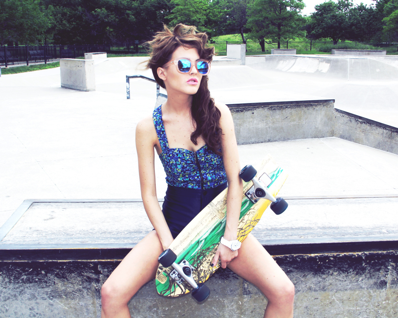 Девушка со скейтом, swag