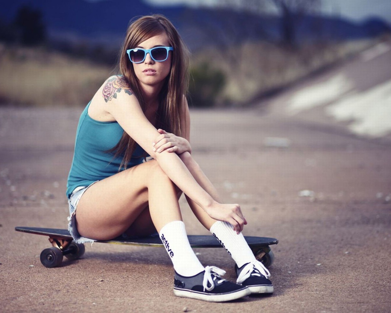 Девушка со скейтом и в очках