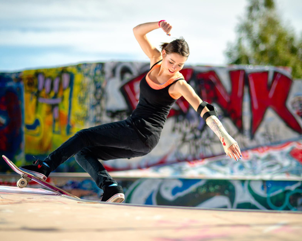 Девушка со скейтом выполняет трюк, swag